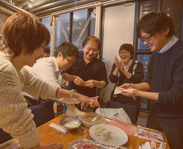 みんなで春巻を作る様子。人によって色んな形になり、良く言えば個性的な見た目でしたが、美味しくいただけました。