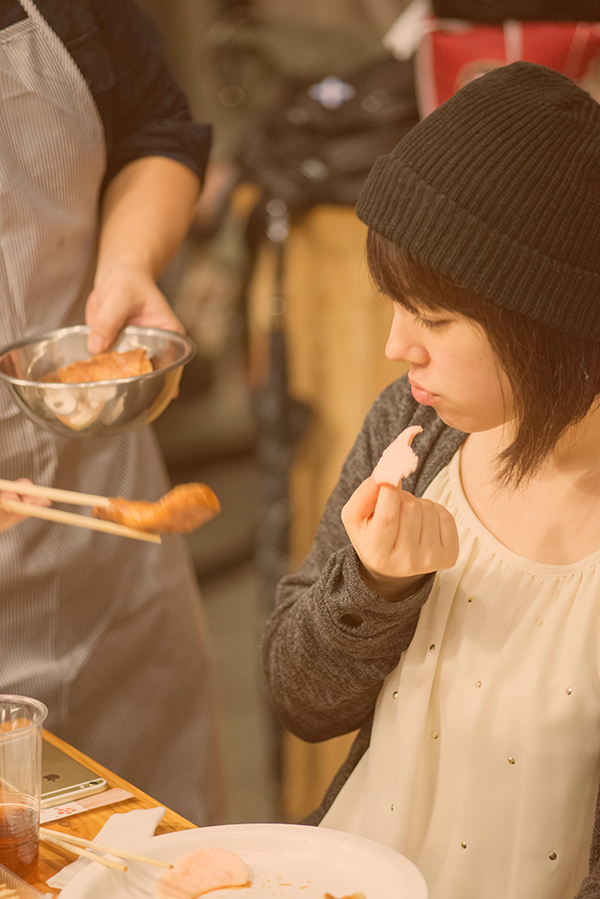 きつね色に揚がったホクホクの春巻をみんなに提供して回ります。