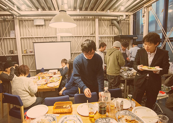 普段の業務で会話することがないメンバーも気軽に語らい、親睦を深めます。
