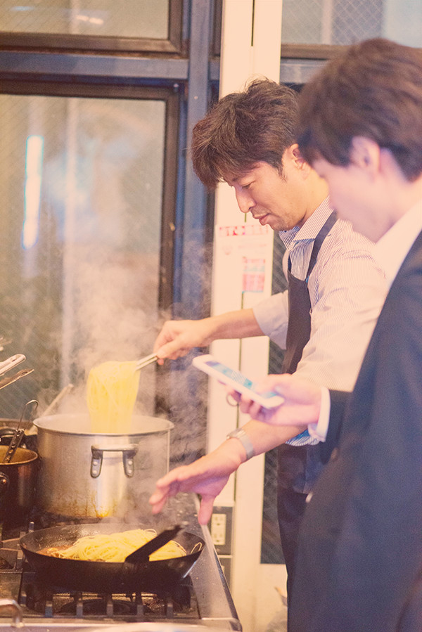 絶品ボロネーゼの調理しています。大食いのスタッフ向けに大量に作りました。